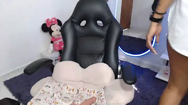 Honey-420- online show from May 28, 2026, 2:23 pm