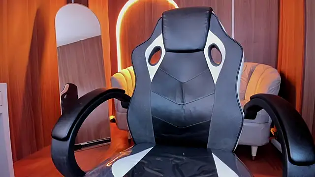 Snapshot of _mia_collins_b_ chatting on October 30, 2025, 12:58 pm  mia collins b  online show from October 30, 2025, 12:58 pm