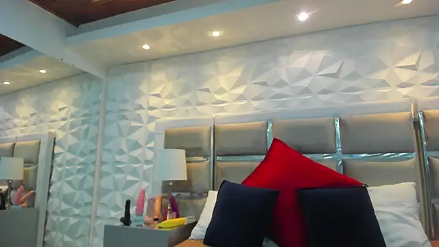 LittleScarlet online show from December 4, 2024, 11:46 am