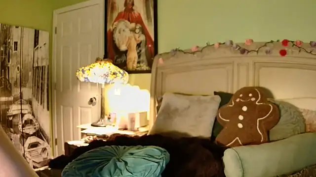 GardenGirl00 online show from December 19, 2025, 4:49 am