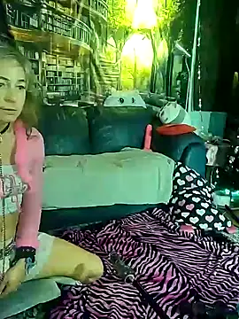 Snapshot of KrystallCox@xh chatting on November 12, 2025, 5:28 pm KrystallCoxxh online show from November 12, 2025, 5:28 pm