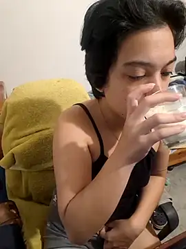 Snapshot of littlemelii chatting on July 3, 2026, 4:02 pm littlemelii online show from July 3, 2026, 4:02 pm
