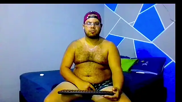 Snapshot of Evert_hairyboy chatting on December 14, 2025, 5:18 pm Evert hairyboy online show from December 14, 2025, 5:18 pm