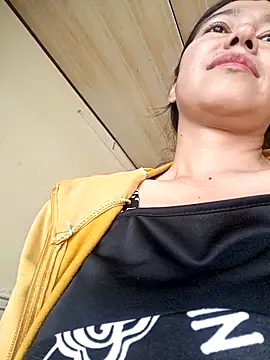 Snapshot of 2HotAsain4u chatting on December 5, 2025, 2:32 am 2HotAsain4u online show from December 5, 2025, 2:32 am