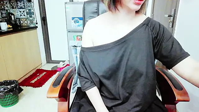 Snapshot of Miu-Le chatting on November 14, 2025, 7:28 pm Miu-Le online show from November 14, 2025, 7:28 pm