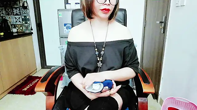 Snapshot of Miu-Le chatting on December 5, 2025, 9:23 pm Miu-Le online show from December 5, 2025, 9:23 pm