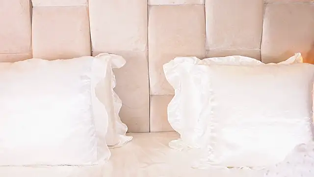 Snapshot of KiraKayleigh1 chatting on October 27, 2025, 2:34 am KiraKayleigh1 online show from October 27, 2025, 2:34 am