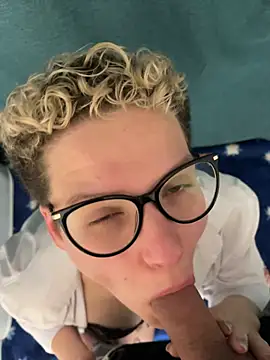 MrMrsRight online show from December 19, 2025, 5:15 pm