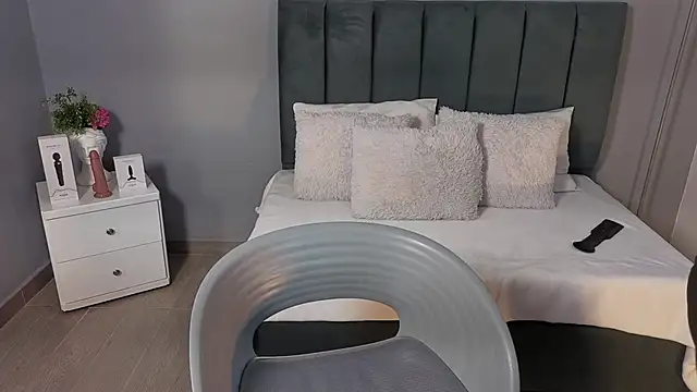 Snapshot of Alli_cooper chatting on April 16, 2026, 1:34 pm Alli cooper online show from April 16, 2026, 1:34 pm