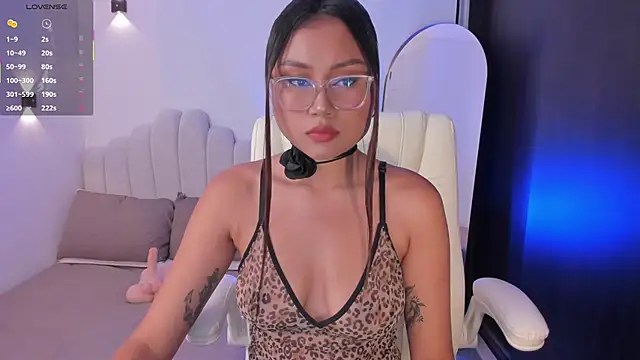 Snapshot of AmberLewis_ chatting on May 18, 2026, 12:11 am AmberLewis online show from May 18, 2026, 12:11 am