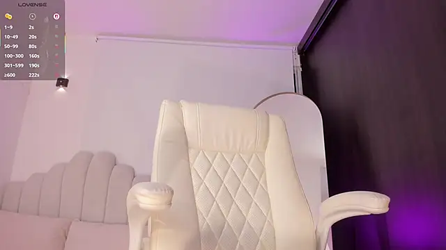 Snapshot of AmberLewis_ chatting on April 28, 2026, 2:27 am AmberLewis online show from April 28, 2026, 2:27 am