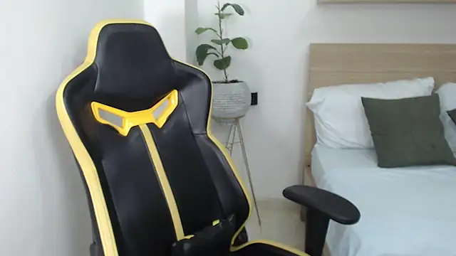 Snapshot of chaymae_nah_ chatting on March 21, 2025, 3:35 pm chaymae nah online show from March 21, 2025, 3:35 pm