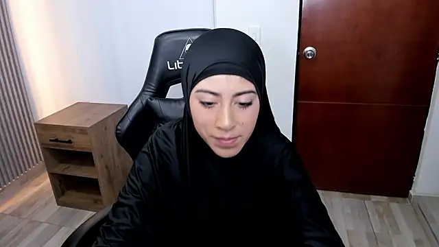 Snapshot of chaymae_nah_ chatting on March 18, 2025, 7:33 pm chaymae nah online show from March 18, 2025, 7:33 pm