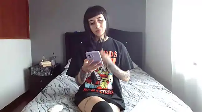 Emilia 1995 online show from March 14, 2025, 3:47 pm