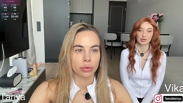 Snapshot of diffgirls2 chatting on June 21, 2026, 8:42 am diffgirls2 online show from June 21, 2026, 8:42 am