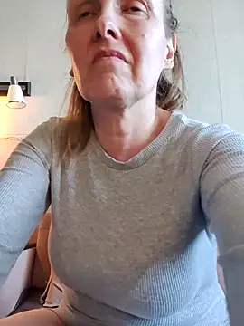 Snapshot of Evelina_cute chatting on April 1, 2026, 1:41 pm Evelina cute online show from April 1, 2026, 1:41 pm