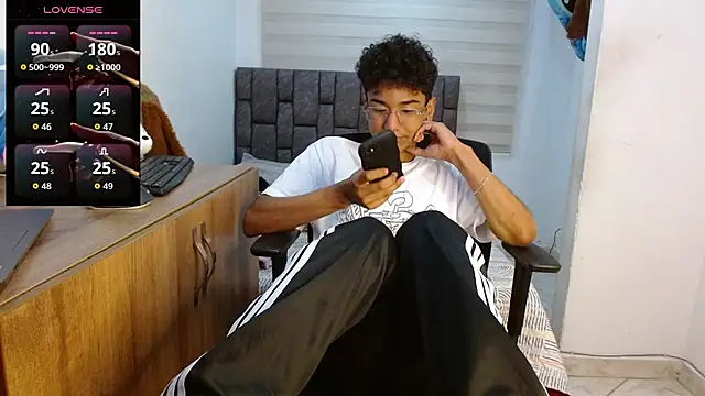 Snapshot of harrytwink18 chatting on September 10, 2025, 2:49 pm harrytwink18 online show from September 10, 2025, 2:49 pm