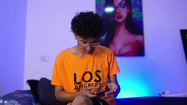 Snapshot of harrytwink18 chatting on December 26, 2024, 1:32 pm harrytwink18 online show from December 26, 2024, 1:32 pm