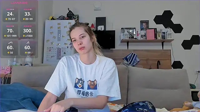 Girl alone home online show from December 19, 2025, 3:03 pm