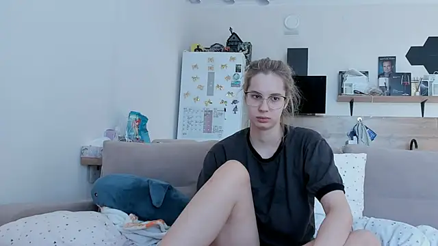 Snapshot of Girl_alone_home chatting on May 18, 2026, 2:33 am Girl alone home online show from May 18, 2026, 2:33 am