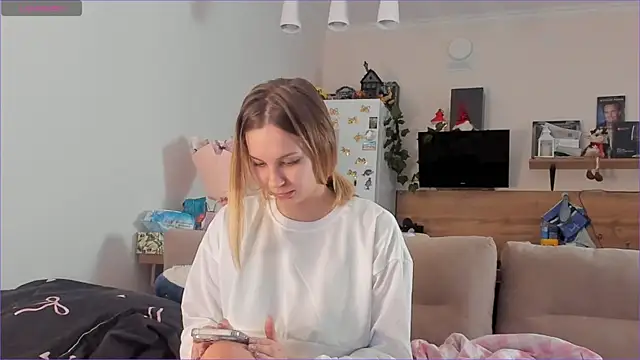 Snapshot of Girl_alone_home chatting on March 19, 2026, 3:45 pm Girl alone home online show from March 19, 2026, 3:45 pm