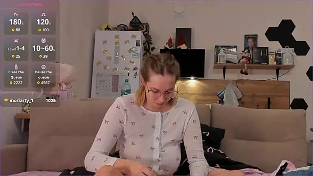 Snapshot of Girl_alone_home chatting on March 8, 2026, 2:04 am Girl alone home online show from March 8, 2026, 2:04 am