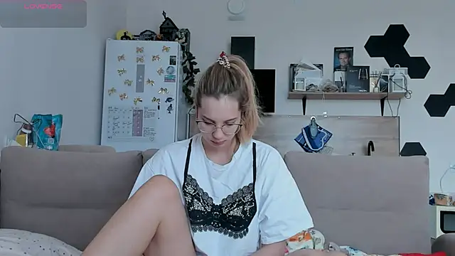 Snapshot of Girl_alone_home chatting on May 28, 2026, 3:47 am Girl alone home online show from May 28, 2026, 3:47 am