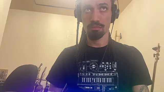 Snapshot of hotcamboy420 chatting on October 27, 2025, 3:29 am hotcamboy420 online show from October 27, 2025, 3:29 am