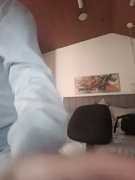 karlamorris  online show from December 15, 2025, 1:50 pm