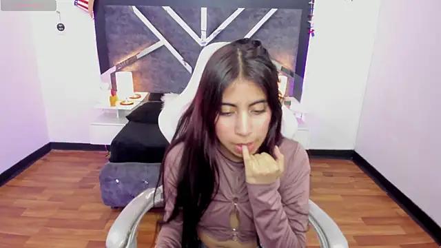 lunitaa18 online show from February 10, 2025, 9:25 pm