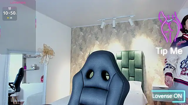 april dumont online show from November 25, 2025, 12:16 pm