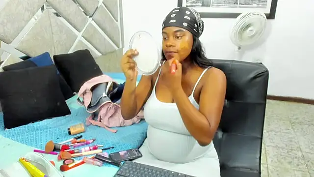 Snapshot of EvaxEmma chatting on April 30, 2026, 1:29 pm EvaxEmma online show from April 30, 2026, 1:29 pm