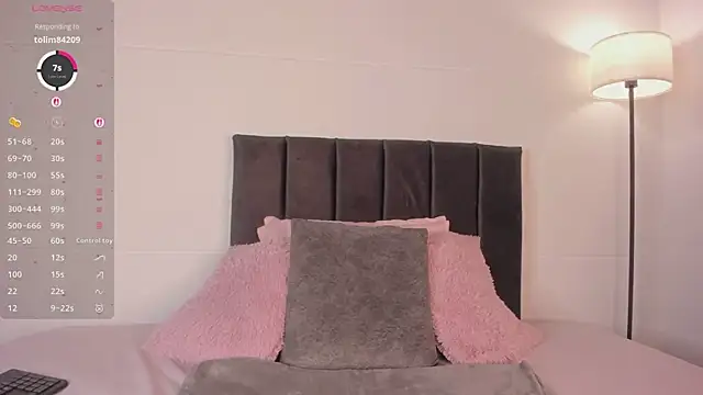 Snapshot of LynnSam_ chatting on February 8, 2026, 12:52 am LynnSam online show from February 8, 2026, 12:52 am