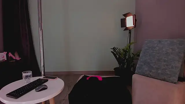 Snapshot of LynnSam_ chatting on February 16, 2025, 12:30 am LynnSam online show from February 16, 2025, 12:30 am