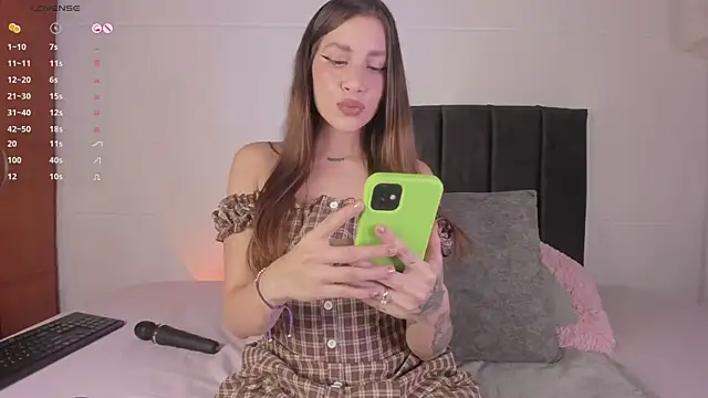 Snapshot of LynnSam_ chatting on December 21, 2025, 1:30 am LynnSam online show from December 21, 2025, 1:30 am