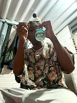 Snapshot of Larry-n-clouds chatting on November 25, 2025, 3:40 am Larry-n-clouds online show from November 25, 2025, 3:40 am