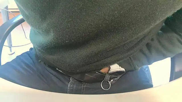 Snapshot of alessandroman2114 chatting on January 19, 2026, 11:47 am alessandroman2114 online show from January 19, 2026, 11:47 am