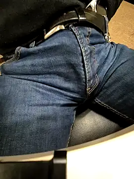 Snapshot of alessandroman2114 chatting on December 17, 2025, 6:02 pm alessandroman2114 online show from December 17, 2025, 6:02 pm