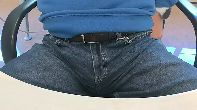 Snapshot of alessandroman2114 chatting on January 12, 2026, 11:39 am alessandroman2114 online show from January 12, 2026, 11:39 am