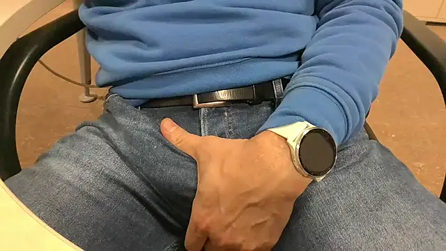 Snapshot of alessandroman2114 chatting on February 10, 2026, 5:45 pm alessandroman2114 online show from February 10, 2026, 5:45 pm