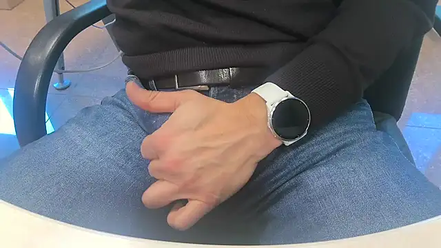 Snapshot of alessandroman2114 chatting on April 1, 2026, 4:37 pm alessandroman2114 online show from April 1, 2026, 4:37 pm