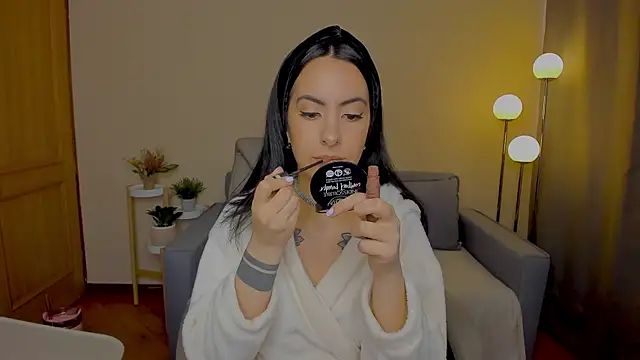 miadaniells hot online show from November 28, 2025, 3:23 pm