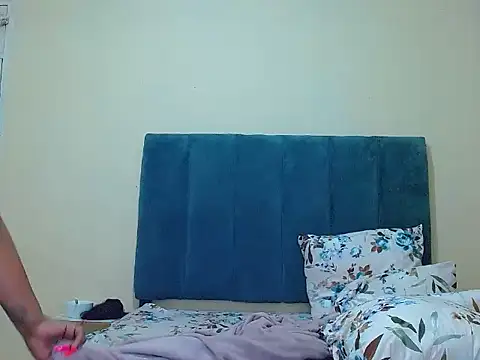 Snapshot of curvycloe1 chatting on April 26, 2026, 6:22 am curvycloe1 online show from April 26, 2026, 6:22 am
