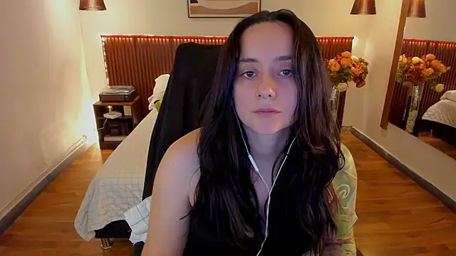 Snapshot of KatherineBond chatting on June 4, 2026, 7:40 pm KatherineBond online show from June 4, 2026, 7:40 pm