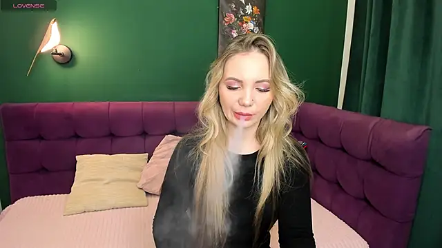 EvaMoran online show from November 7, 2025, 1:54 am