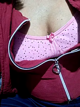 Snapshot of Priya_Bong chatting on October 18, 2025, 1:57 pm Priya Bong online show from October 18, 2025, 1:57 pm