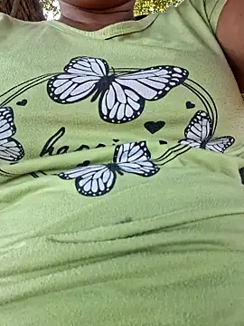 Snapshot of Priya_Bong chatting on September 29, 2025, 1:45 am Priya Bong online show from September 29, 2025, 1:45 am