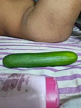 Snapshot of Priya_Bong chatting on September 24, 2025, 7:42 pm Priya Bong online show from September 24, 2025, 7:42 pm