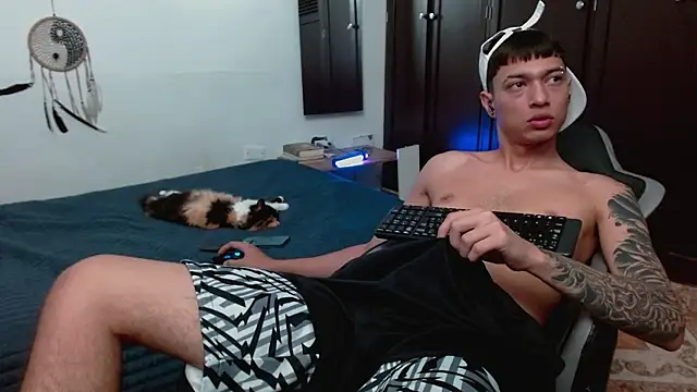 Snapshot of aaron_blug chatting on December 14, 2025, 4:34 pm aaron blug online show from December 14, 2025, 4:34 pm