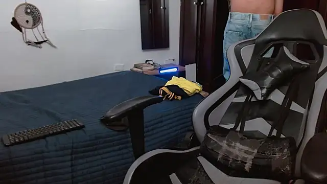 Snapshot of aaron_blug chatting on November 23, 2025, 3:55 pm aaron blug online show from November 23, 2025, 3:55 pm